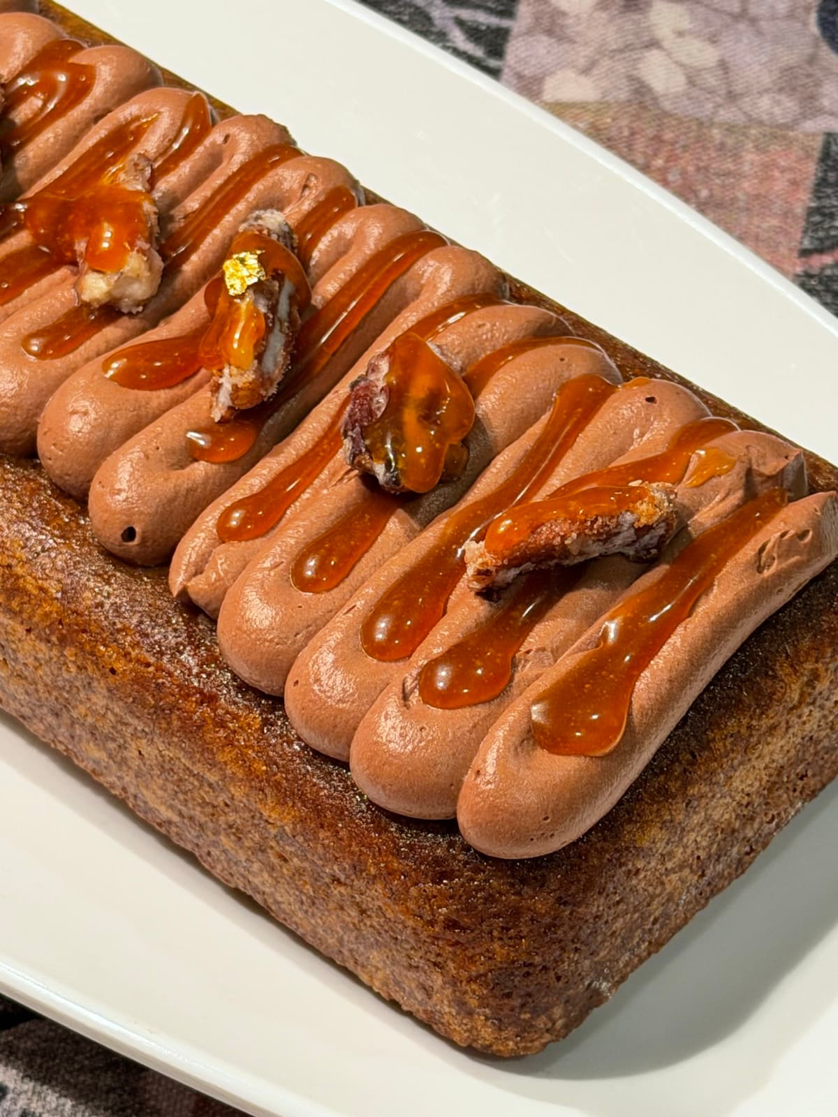 Bizcocho avellanado con ganache montada 65%, caramelo salado y pecanas