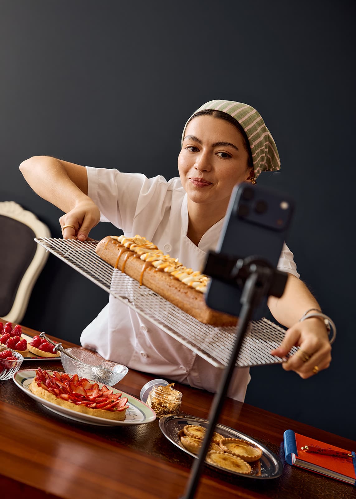 Camila Dinse haciendo postres